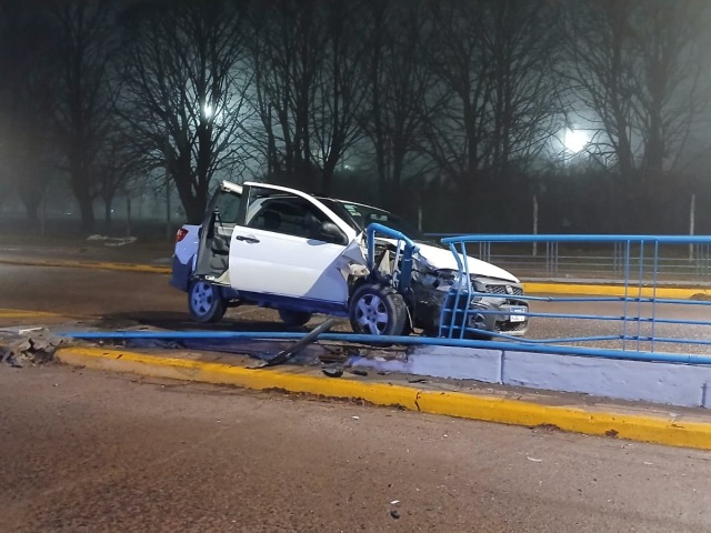 Un auto choc� en el puente de Del Valle y otro derrib� un poste
